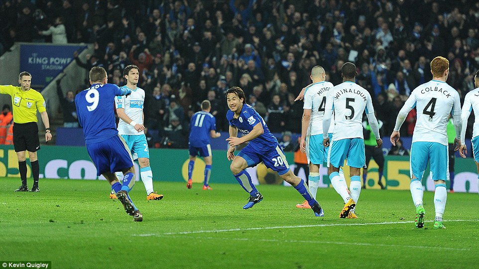3230645900000578-3492117-Leicester_City_Shinji_Okazaki_centre_wheels_away_to_celebrate_hi-a-74_1457993887293