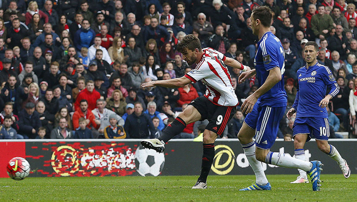 Sunderland's Italian striker Fabio Borini (L) shoots past Chelsea's Serbian midfielder Nemanja Matic to score his team's second goal during the English Premier League football match between Sunderland and Chelsea at the Stadium of Light in Sunderland, northeast England on May 7, 2016. / AFP / LINDSEY PARNABY / RESTRICTED TO EDITORIAL USE. No use with unauthorized audio, video, data, fixture lists, club/league logos or 'live' services. Online in-match use limited to 75 images, no video emulation. No use in betting, games or single club/league/player publications. / (Photo credit should read LINDSEY PARNABY/AFP/Getty Images)