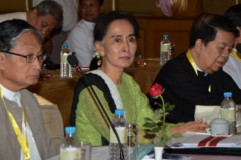 In this photograph taken on May 27, 2016, Myanmar State Counsellor and Foreign Minister Aung San Suu Kyi (C), flanked by government peace negotiators Kyaw Tint Swe (L) and Tin Myo Win (R), chairs a meeting in Naypyidaw in preparation for the ethnic peace conferece attended by representatives of ethnic armed organisations, members of parliament and military officials. Myanmar's Aung San Suu Kyi faces what could be the toughest test of her leadership yet when she opens a major ethnic peace conference on August 31, 2016 aimed at ending wars that have blighted the country since its independence. / AFP PHOTO / AUNG HTET / TO GO WITH AFP STORY MYANMAR-UN-PEACE-ETHNIC-CONFLICT-PANGLONG,ADVANCER BY HLA-HLA TAY AND CAROLINE HENSHAW